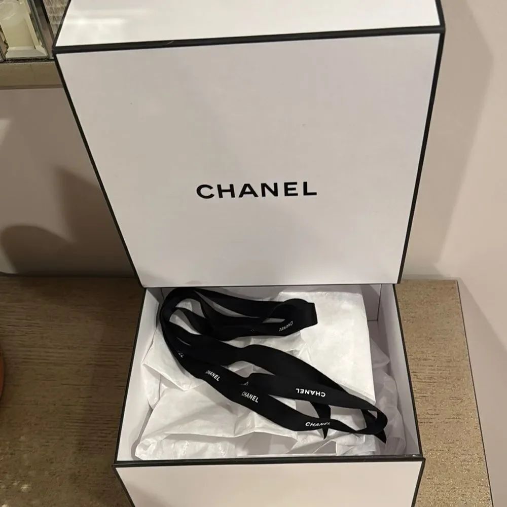 Chanel Gift Box with Cards - Picture 8 of 16